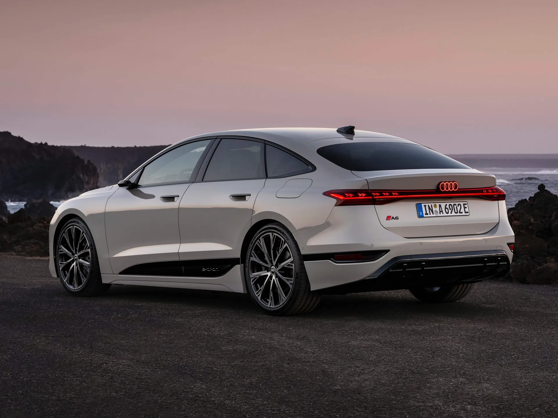 Audi A6 Sportback e-tron (2025) – zadní tříčtvrteční pohled