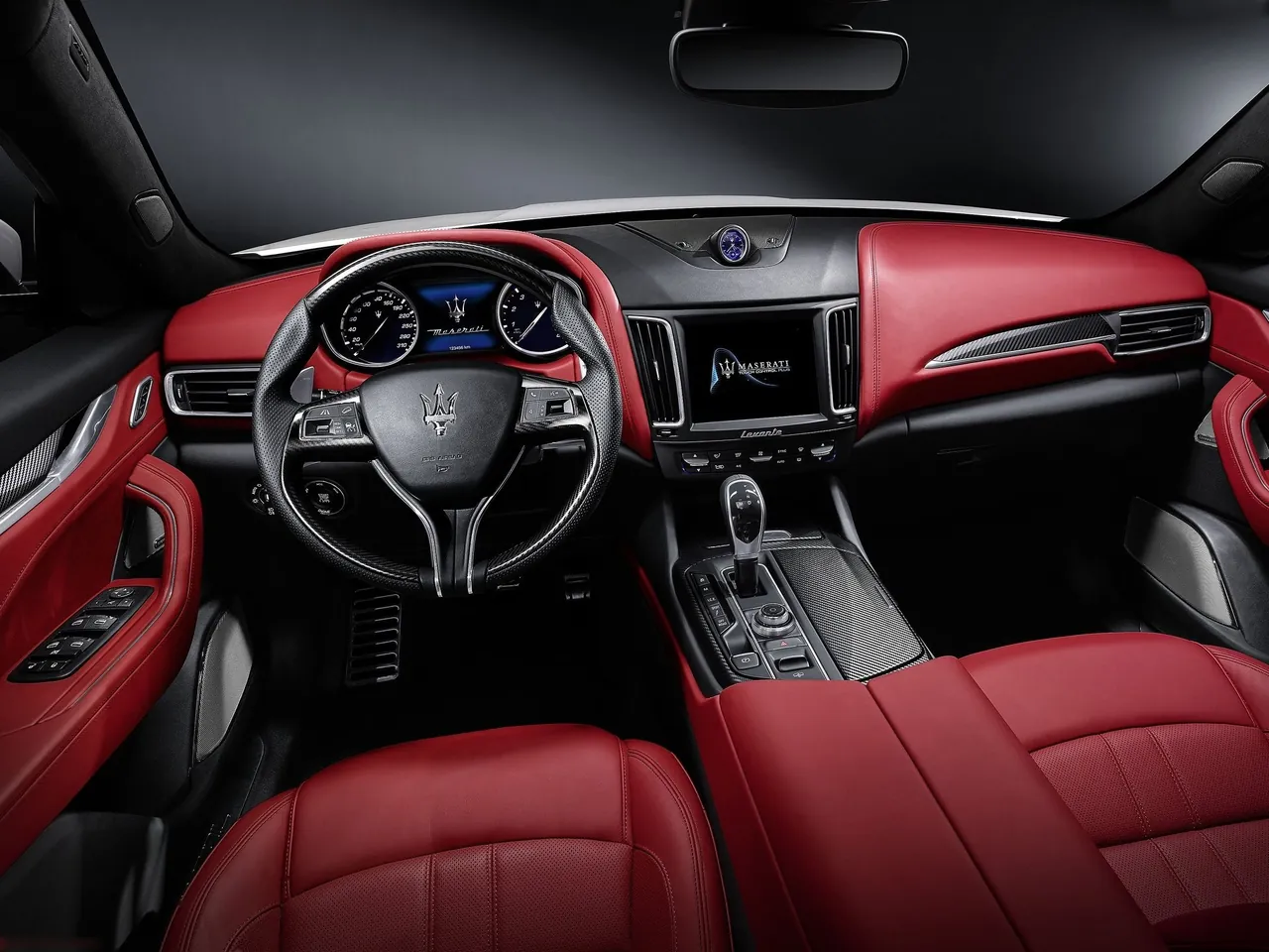 Maserati Levante (2017) – interiér
