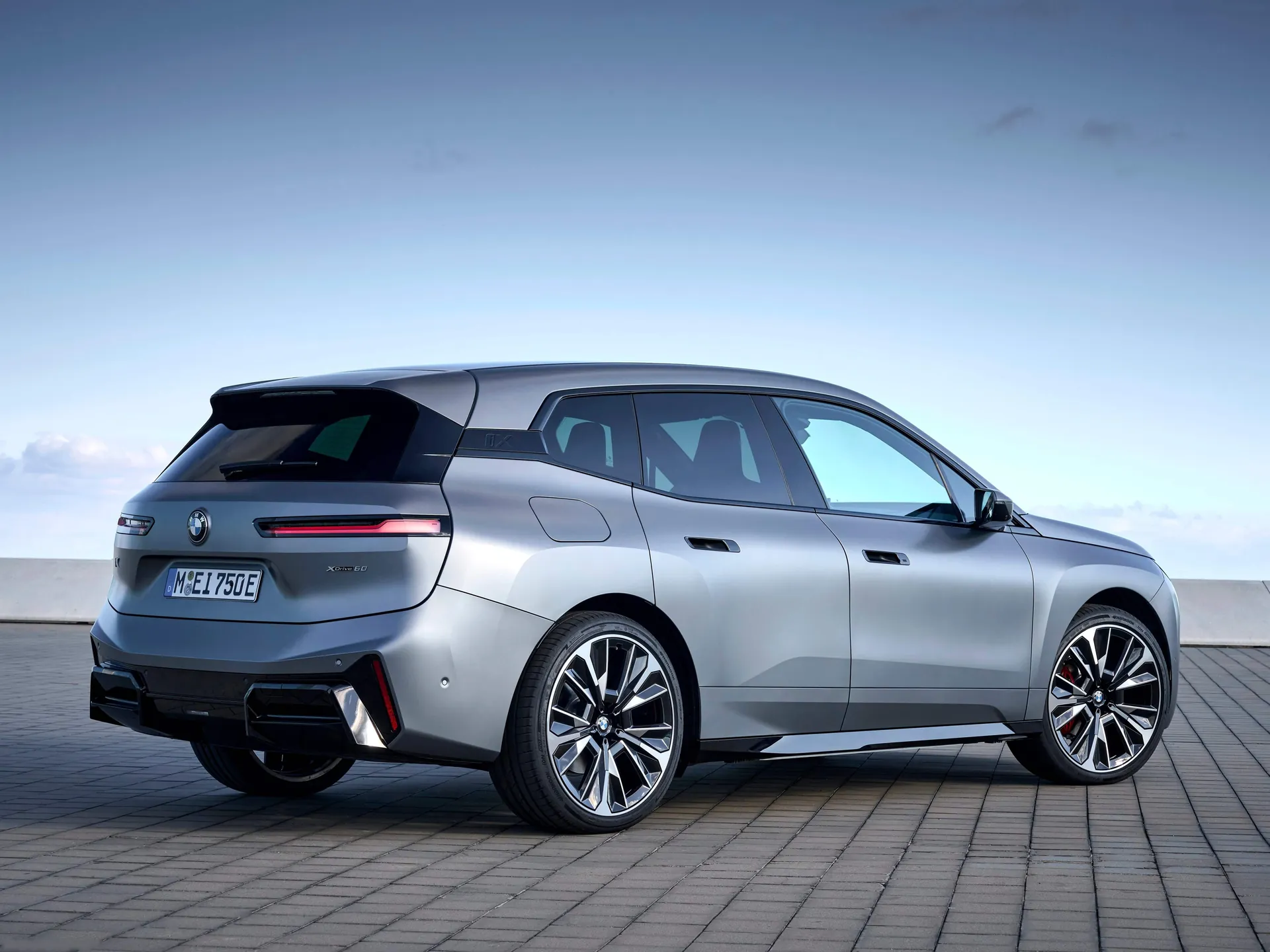 BMW iX (2026) – zadní tříčtvrteční pohled