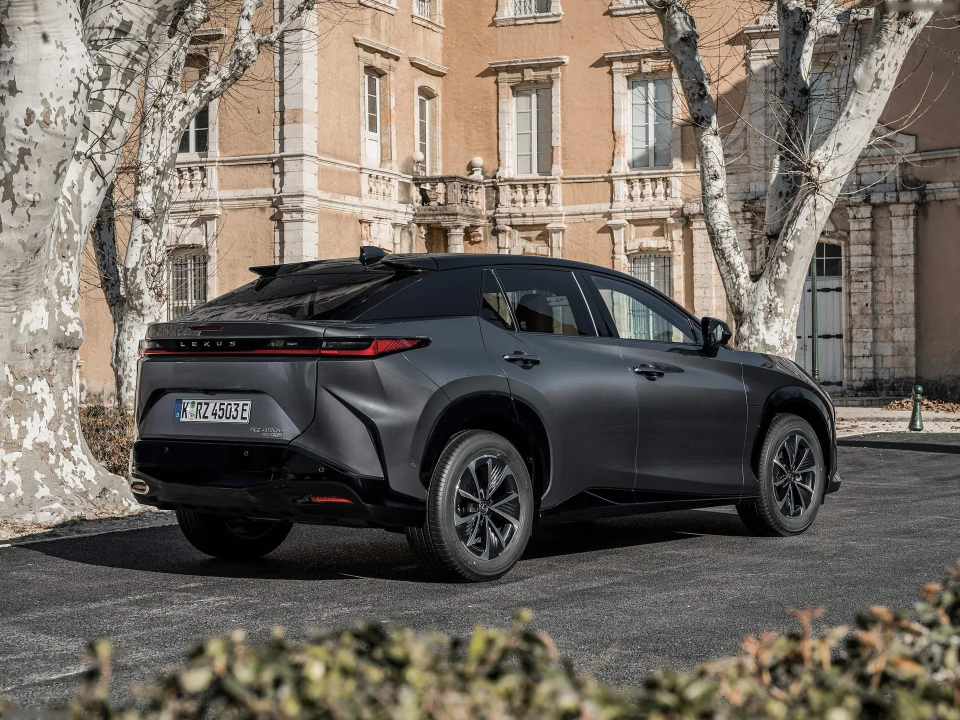 Lexus RZ 450e (2023) – zadní tříčtvrteční pohled