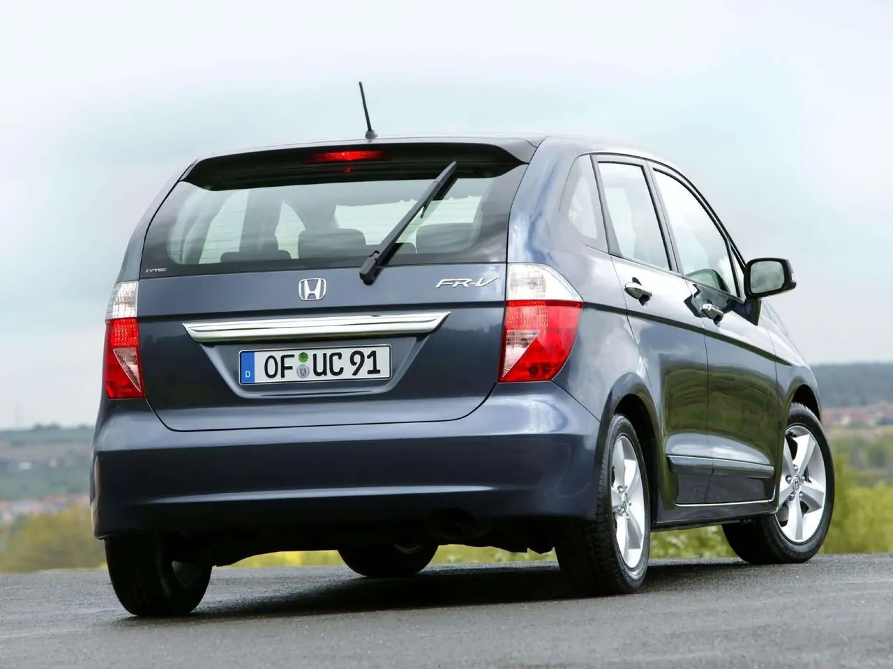 Honda FRV (2004) – zadní tříčtvrteční pohled