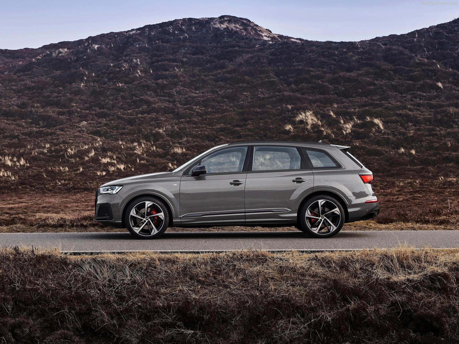 Audi Q7 competition plus (2022) – boční profil