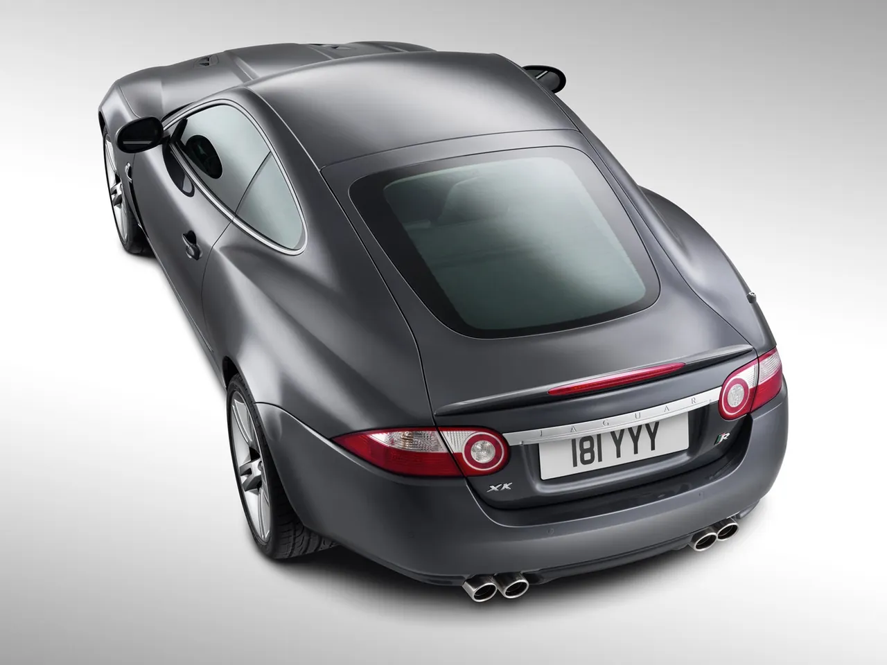 Jaguar XKR (2007) – zadní tříčtvrteční pohled