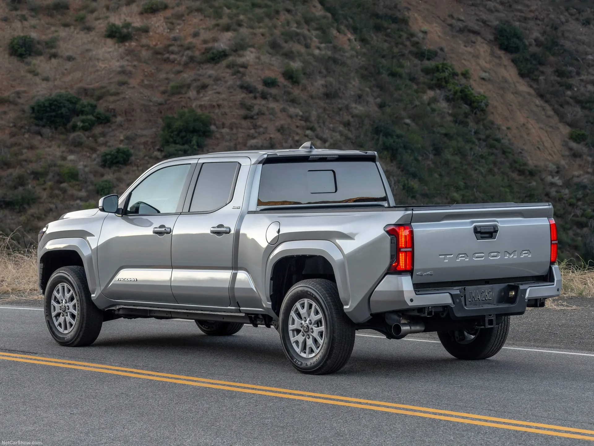 Toyota Tacoma SR5 (2024) – zadní tříčtvrteční pohled