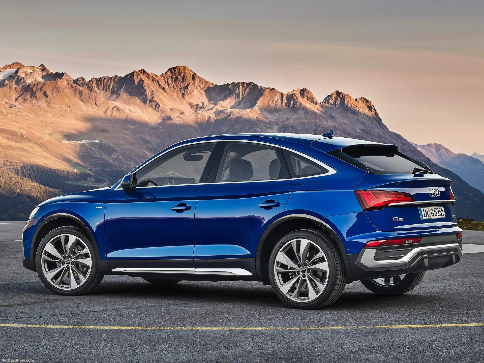 Audi Q5 Sportback (2021) – zadní tříčtvrteční pohled