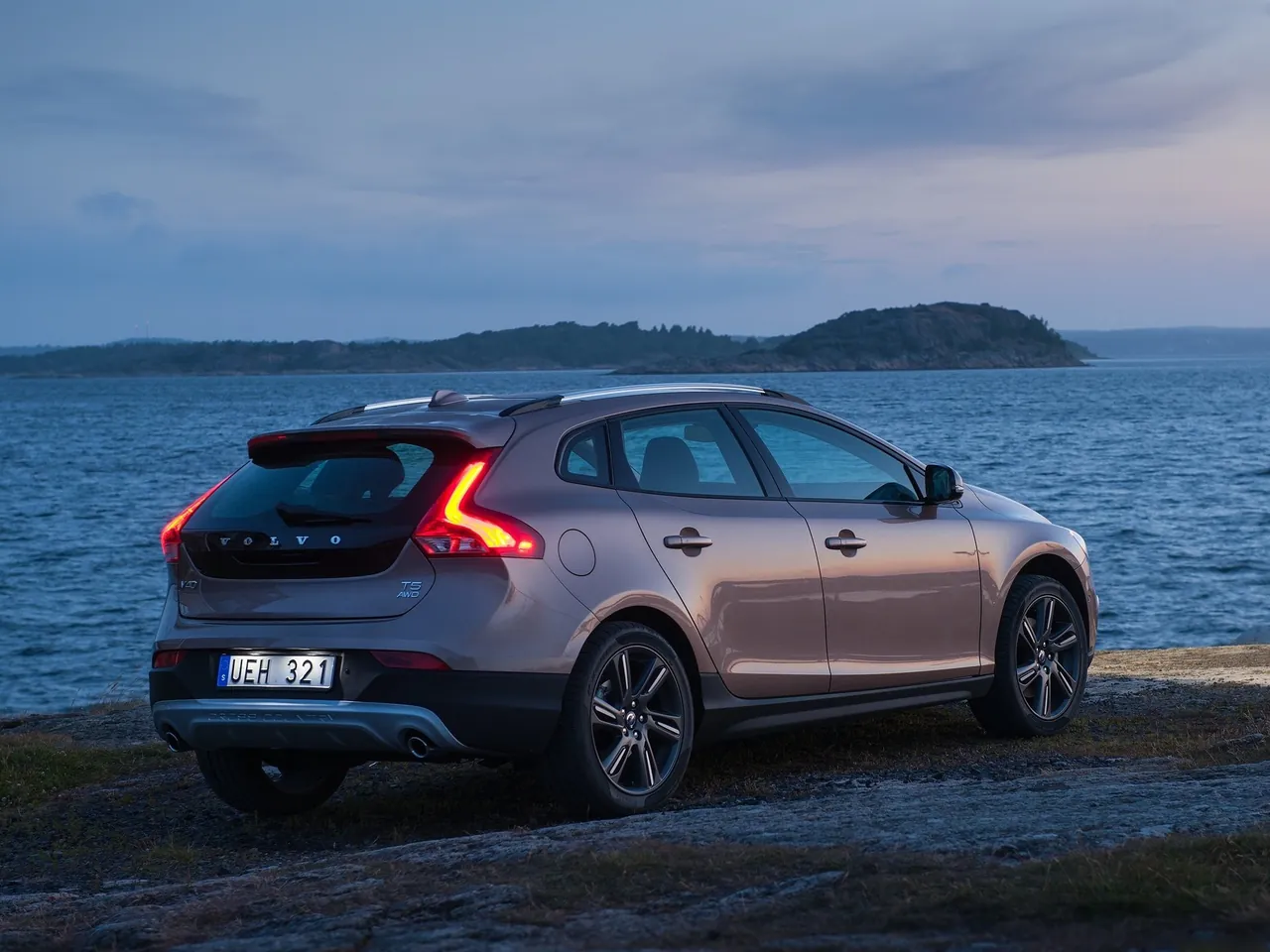 Volvo V40 Cross Country (2014) – zadní tříčtvrteční pohled