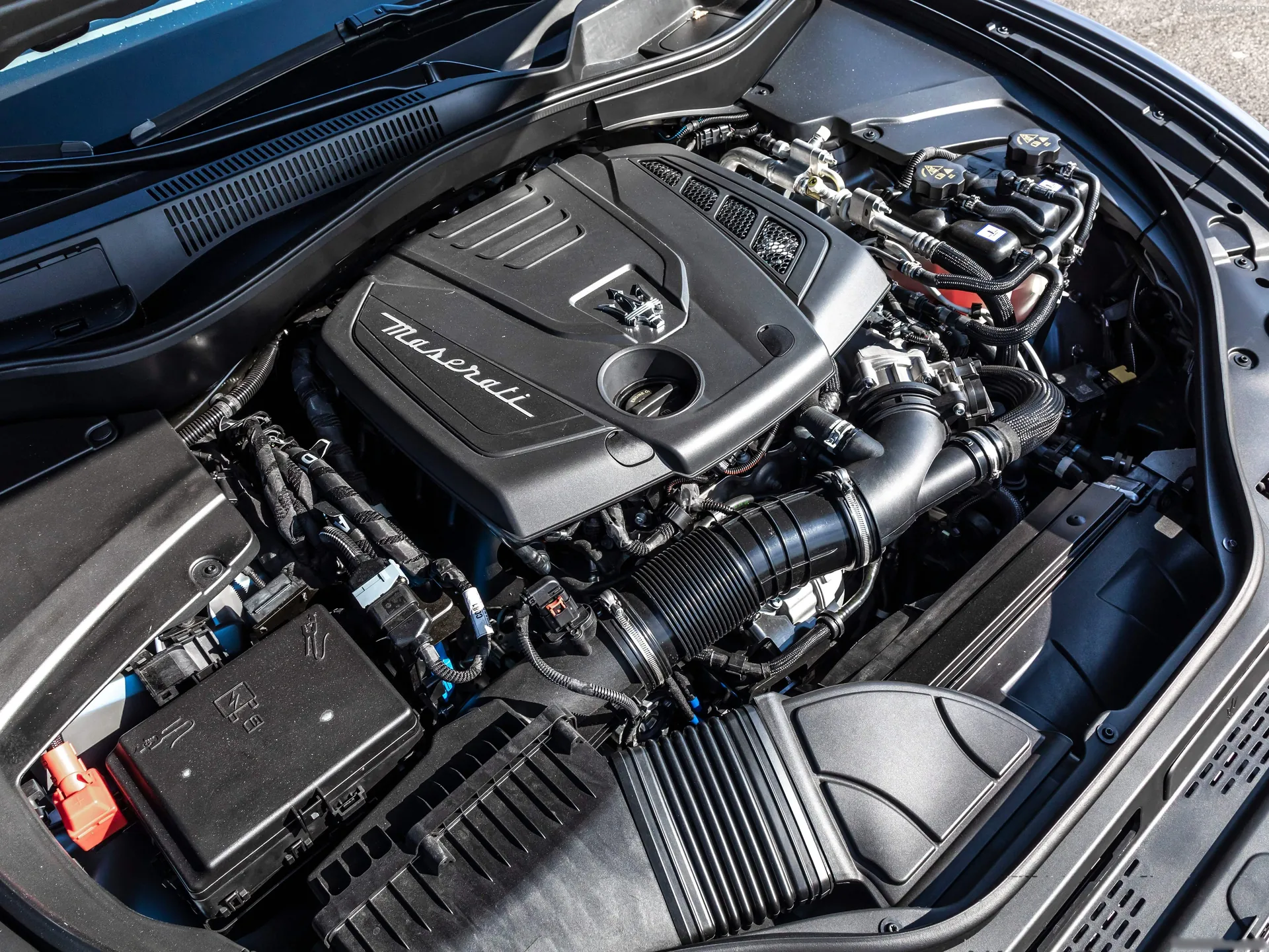 Maserati Levante Hybrid (2021) – motorový prostor