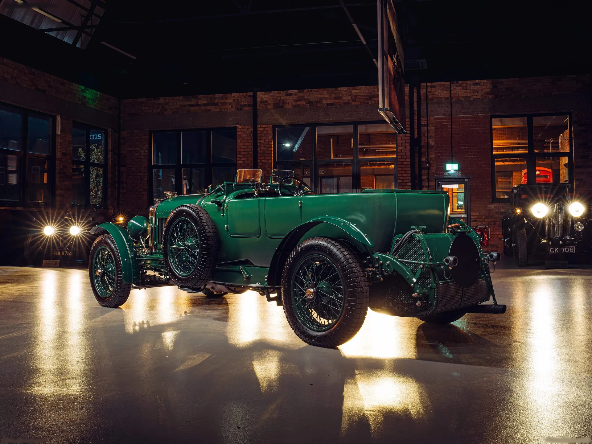 Bentley Speed Six Continuation (2023) – zadní tříčtvrteční pohled