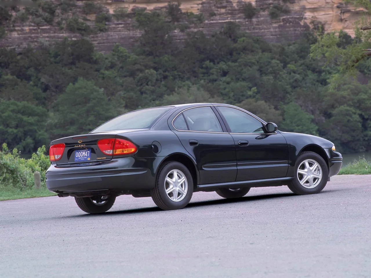 Oldsmobile Alero GL (2002) – zadní tříčtvrteční pohled