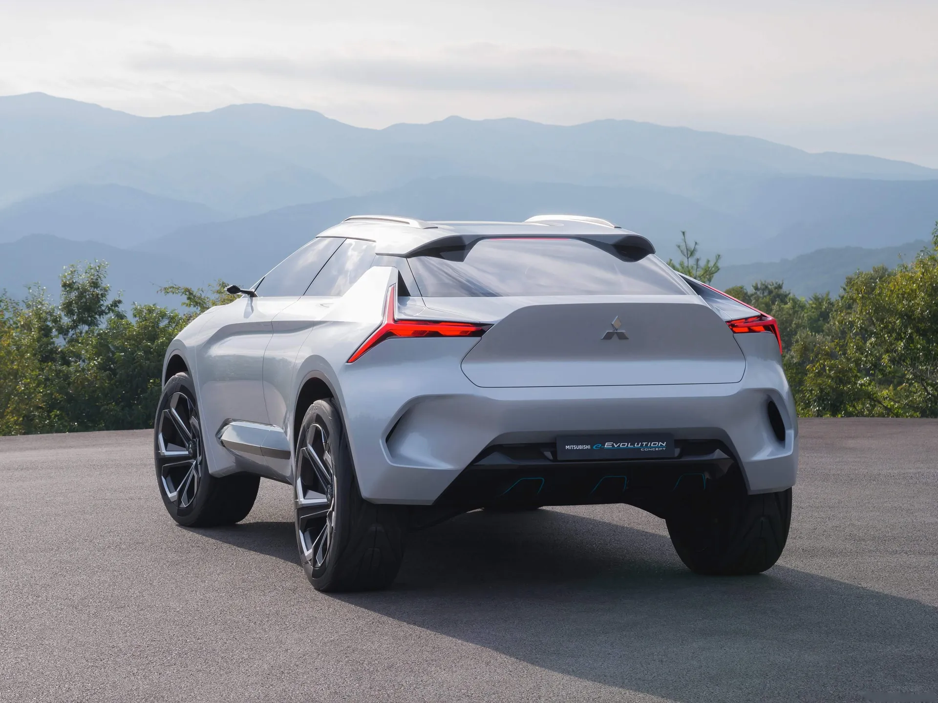 Mitsubishi e-Evolution Concept (2017) – zadní tříčtvrteční pohled