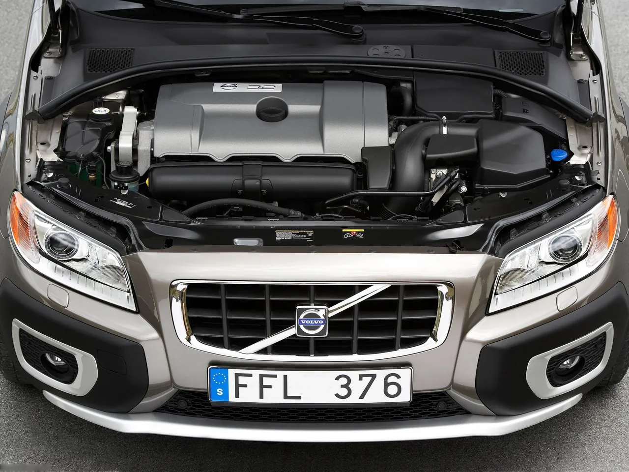 Volvo XC70 (2008) – motorový prostor