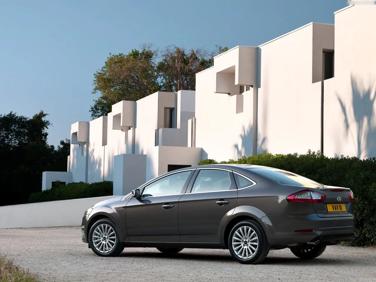Ford Mondeo 5-door (2011) – zadní tříčtvrteční pohled