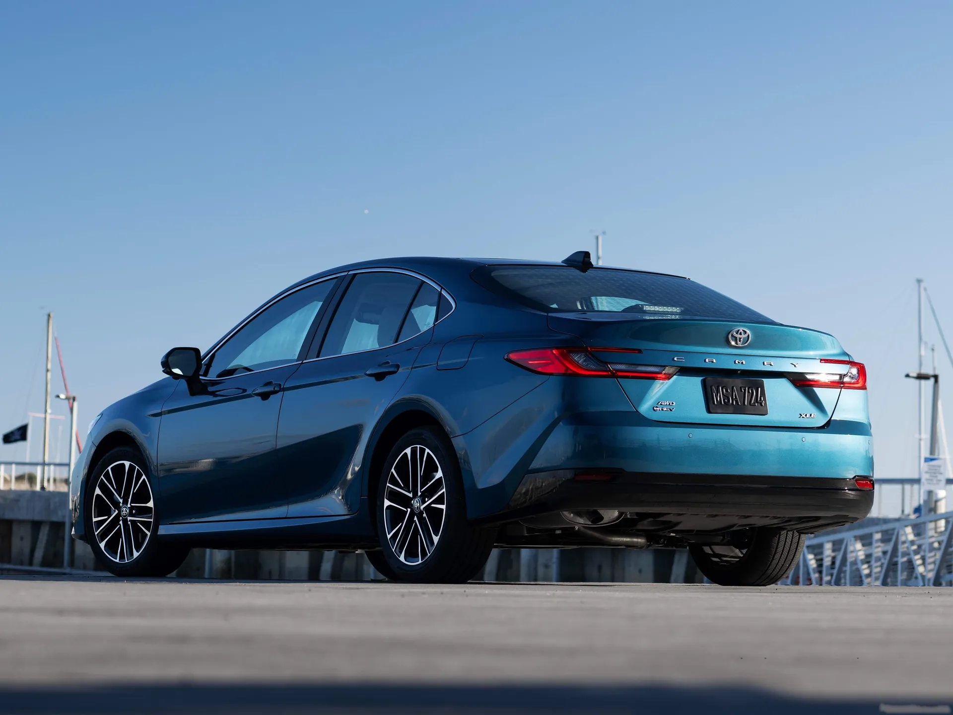 Toyota Camry Hybrid (2025) – zadní tříčtvrteční pohled