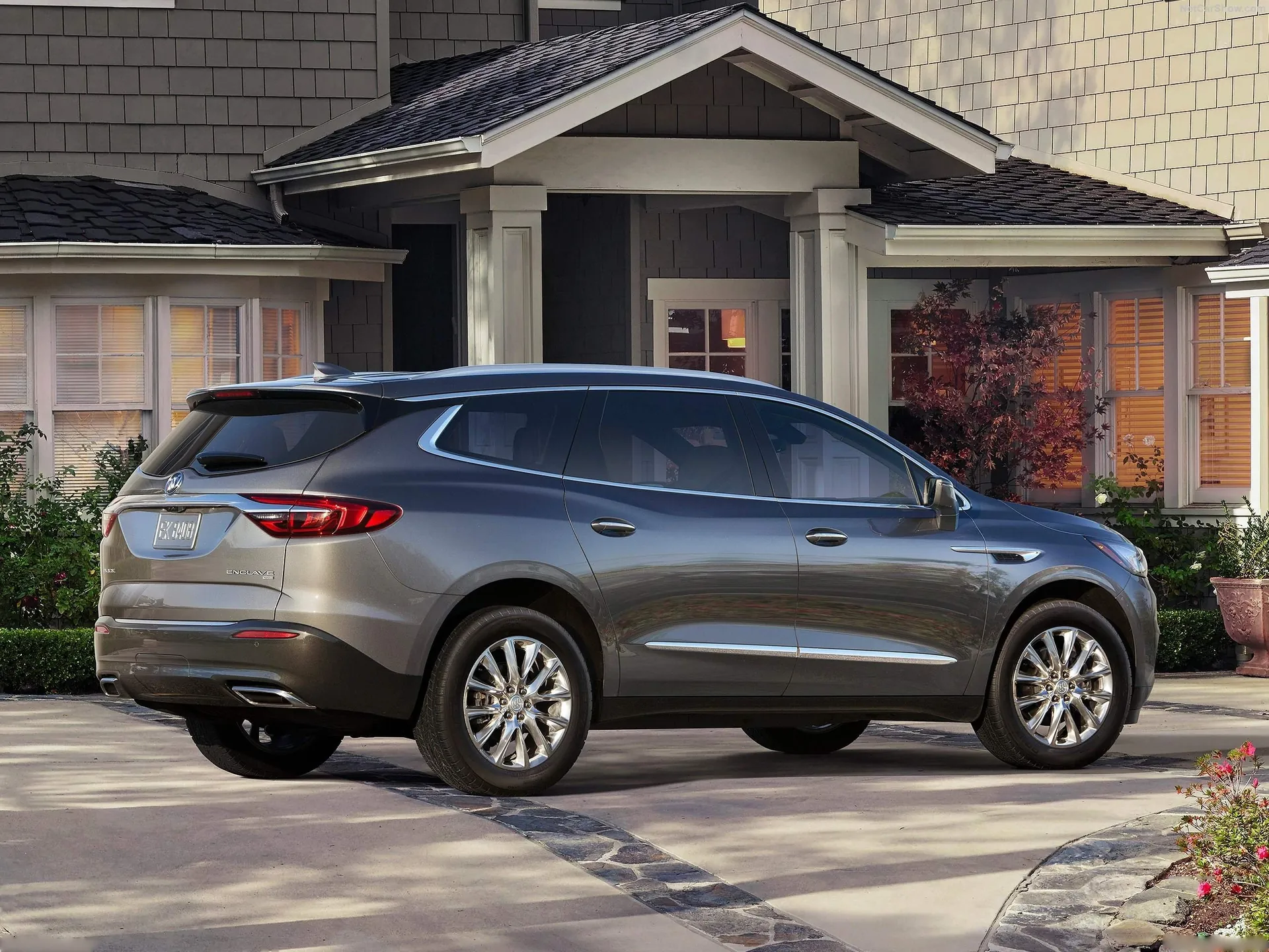 Buick Enclave (2018) – zadní tříčtvrteční pohled