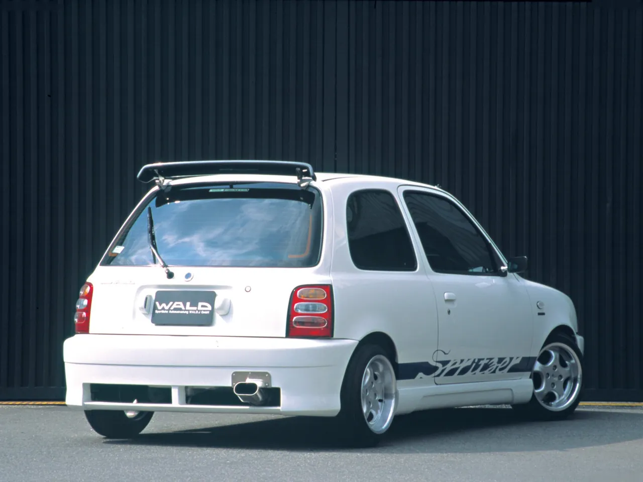 Wald Nissan March (1999) – zadní tříčtvrteční pohled