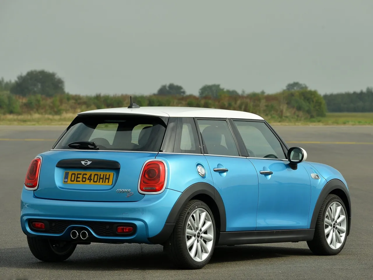 Mini Cooper SD 5-door (2015) – zadní tříčtvrteční pohled