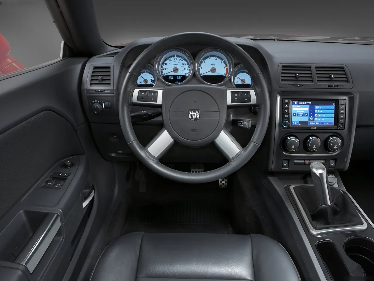 Dodge Challenger RT (2009) – interiér