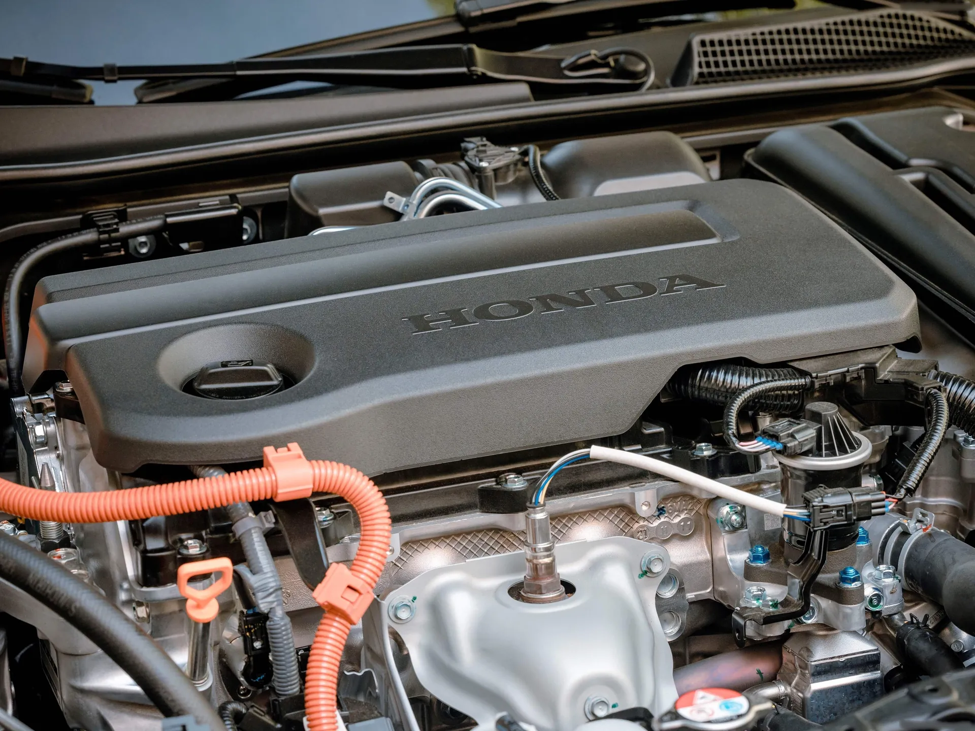 Honda Civic eHEV [EU] (2023) – motorový prostor