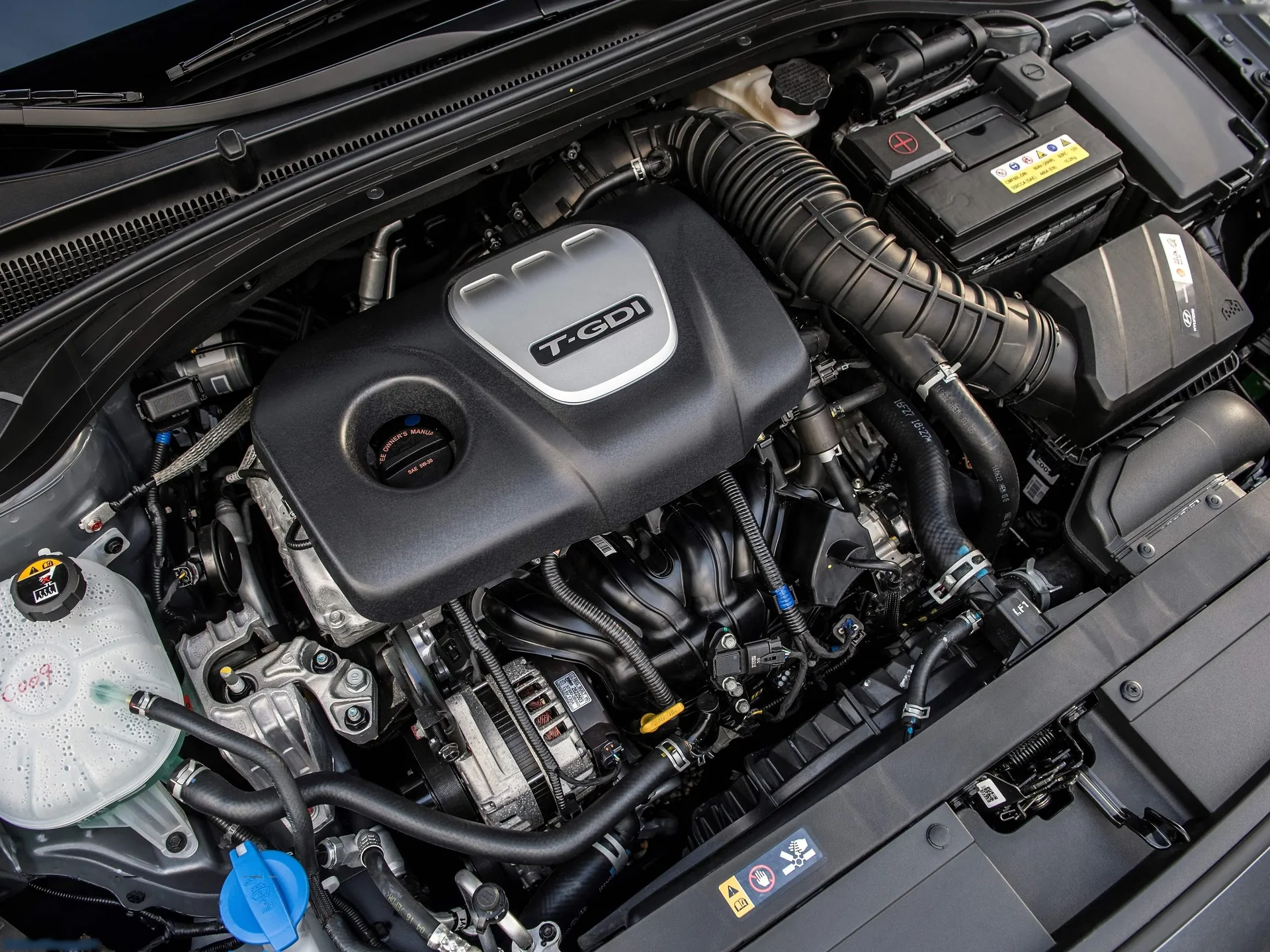 Hyundai Elantra GT (2018) – motorový prostor