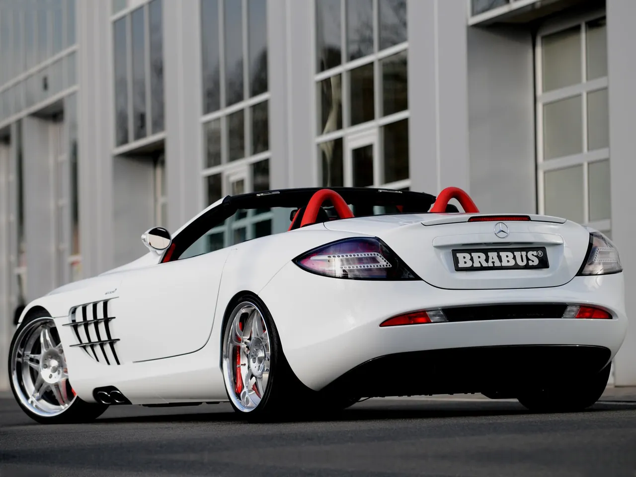 Brabus Mercedes-Benz SLR Roadster (2008) – zadní tříčtvrteční pohled