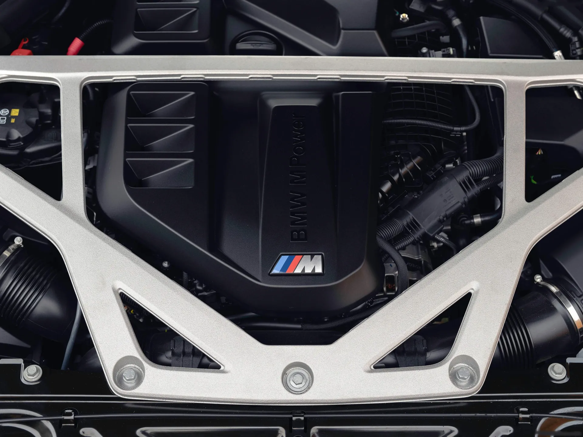 BMW M3 CS Touring [UK] (2025) – motorový prostor