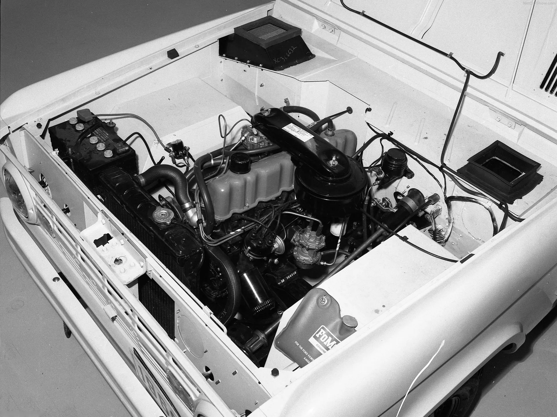 Ford Bronco (1966) – motorový prostor
