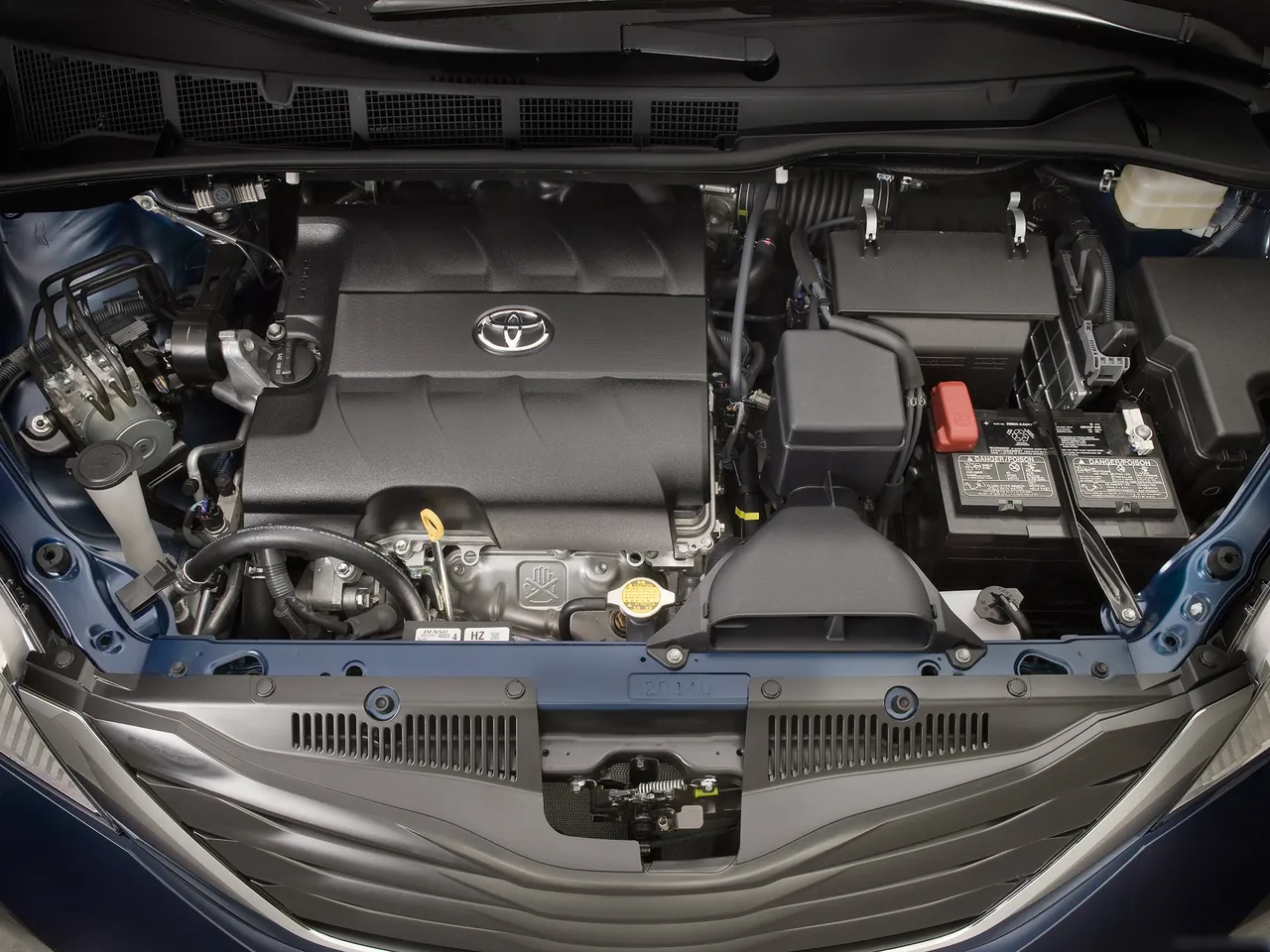 Toyota Sienna (2011) – motorový prostor