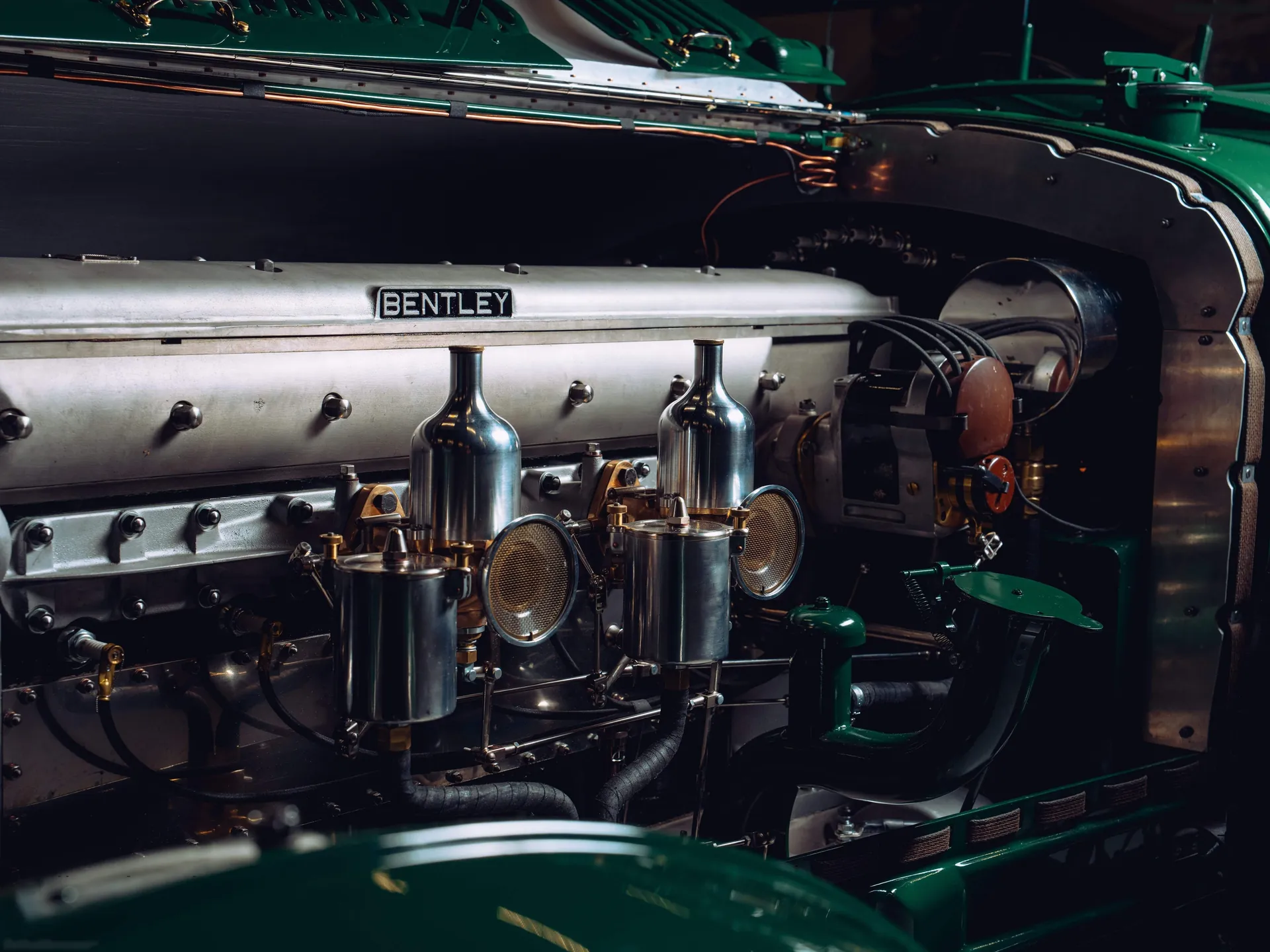 Bentley Speed Six Continuation (2023) – motorový prostor