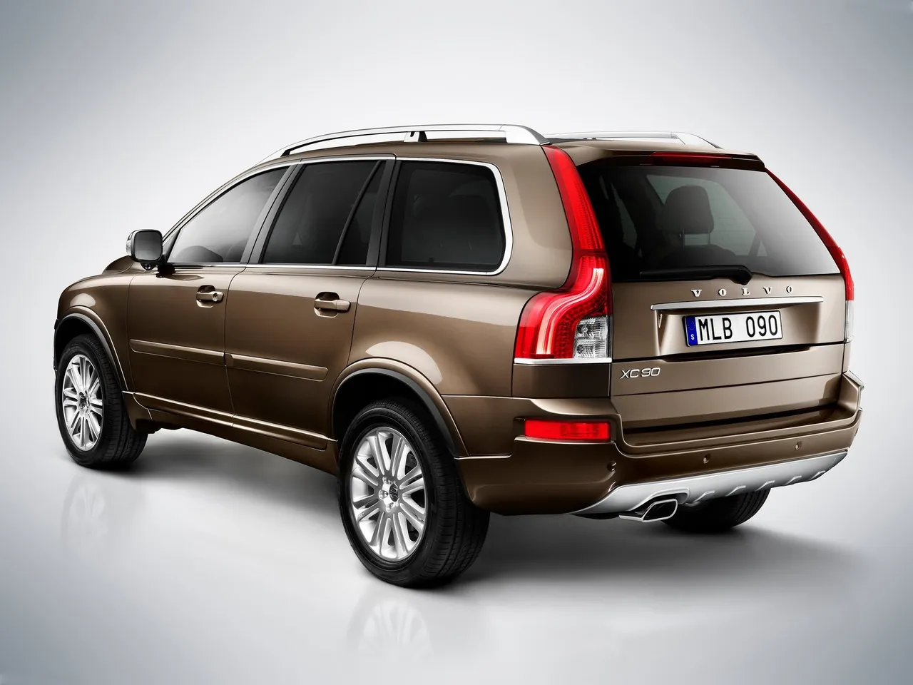 Volvo XC90 (2011) – zadní tříčtvrteční pohled