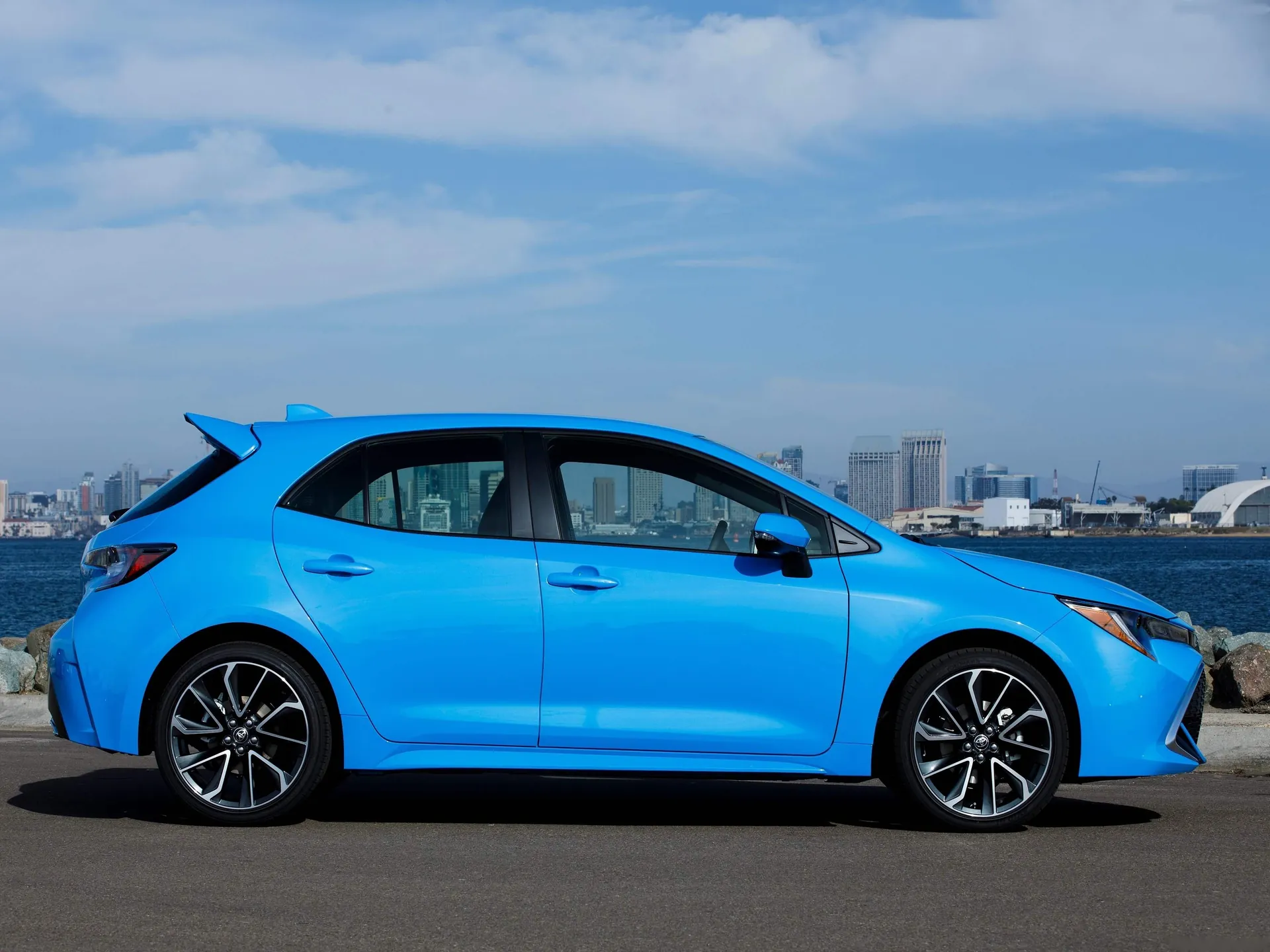 Toyota Corolla Hatchback (2019) – boční profil