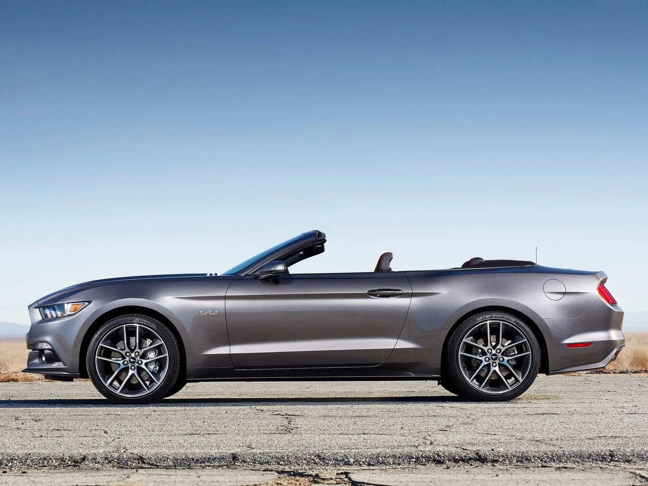Ford Mustang Convertible (2015) – boční profil