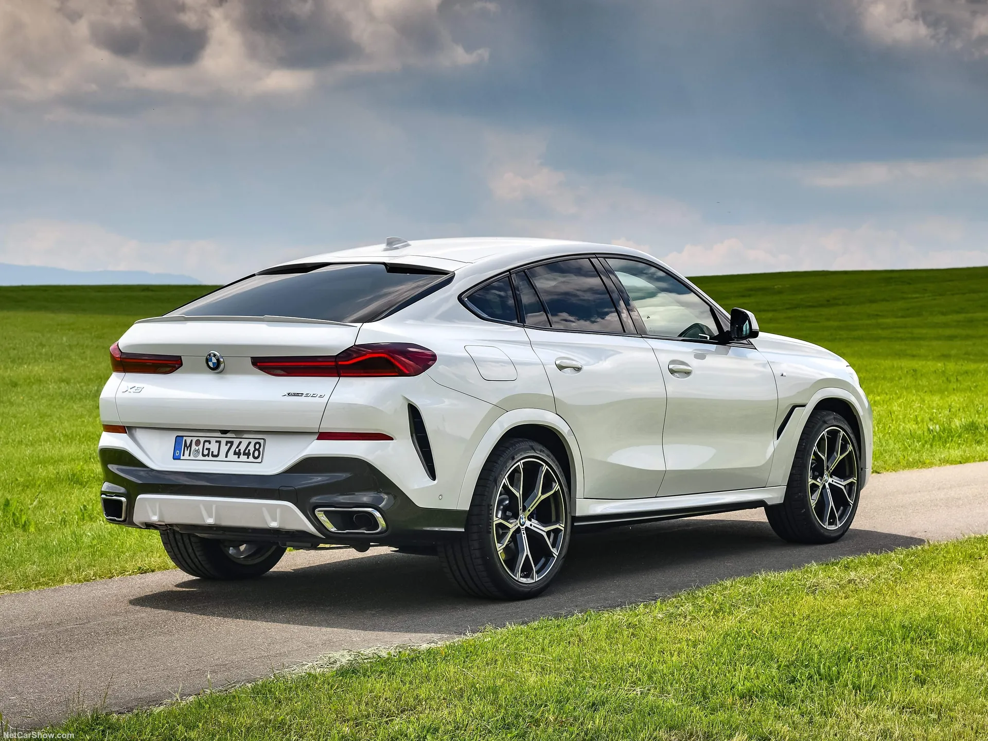BMW X6 (2020) – zadní tříčtvrteční pohled