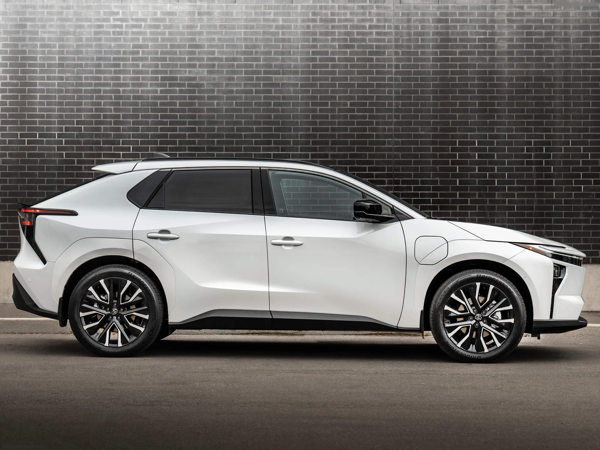 Toyota bZ (2026) – boční profil