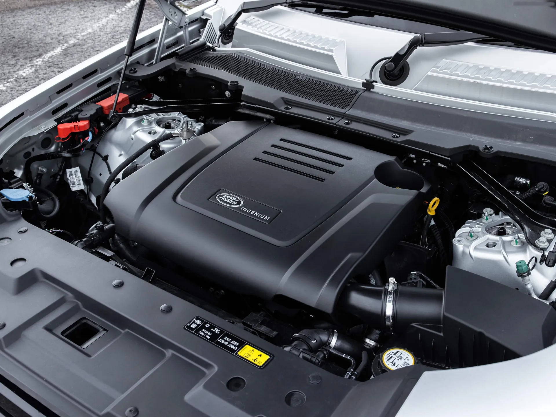 Land Rover Defender 90 (2021) – motorový prostor