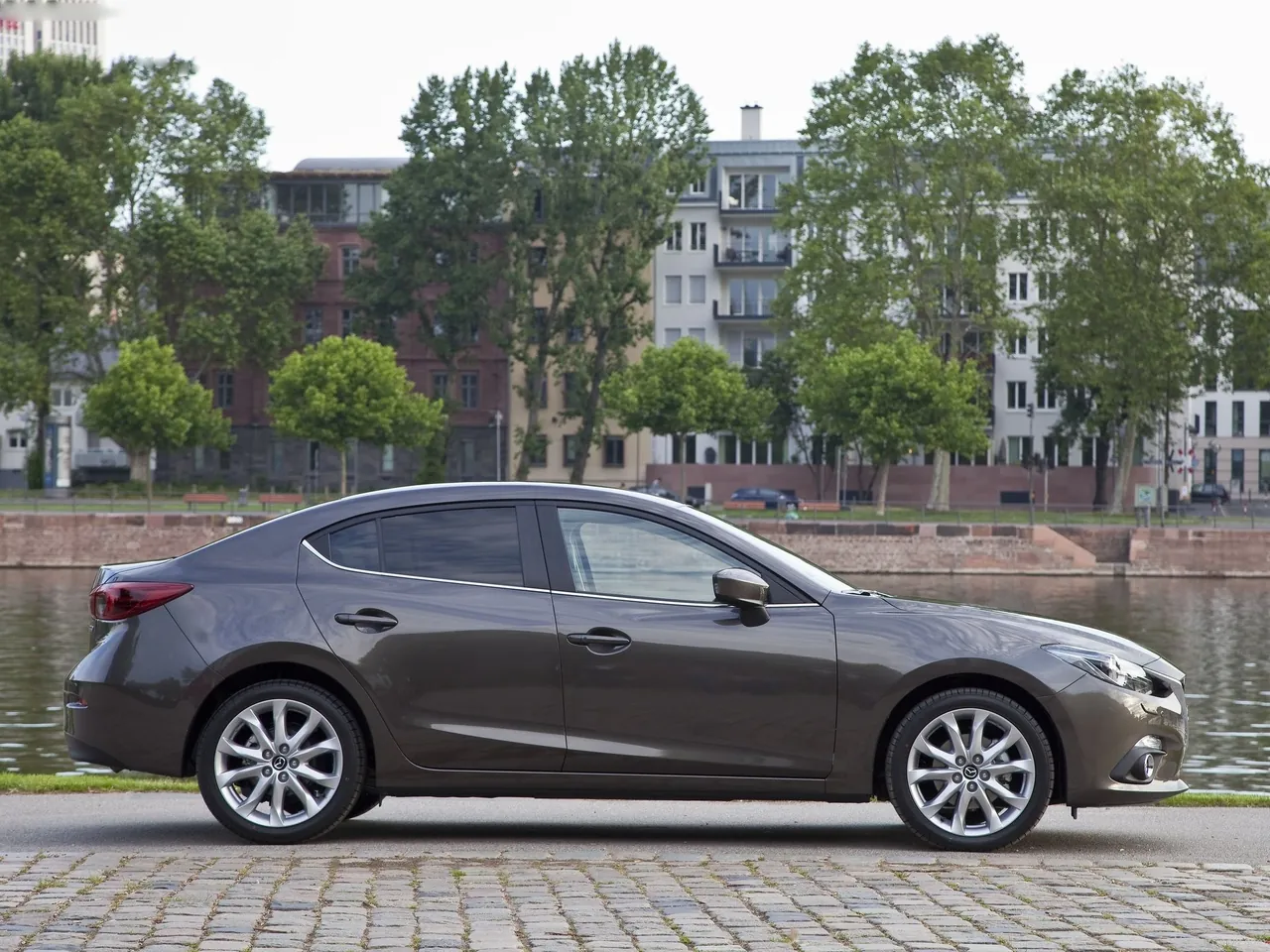 Mazda 3 Sedan (2014) – boční profil