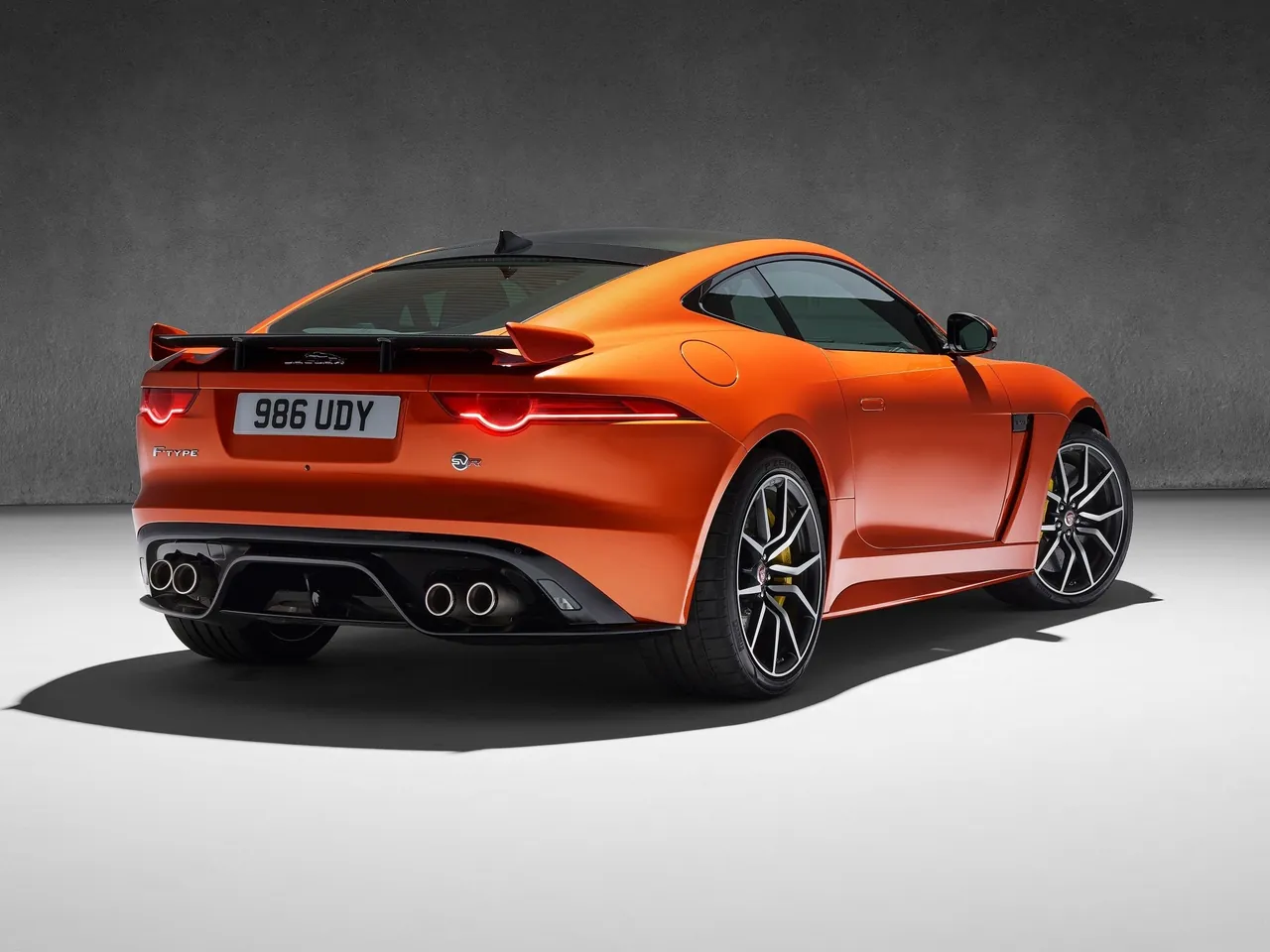 Jaguar F-Type SVR Coupe (2017) – zadní tříčtvrteční pohled