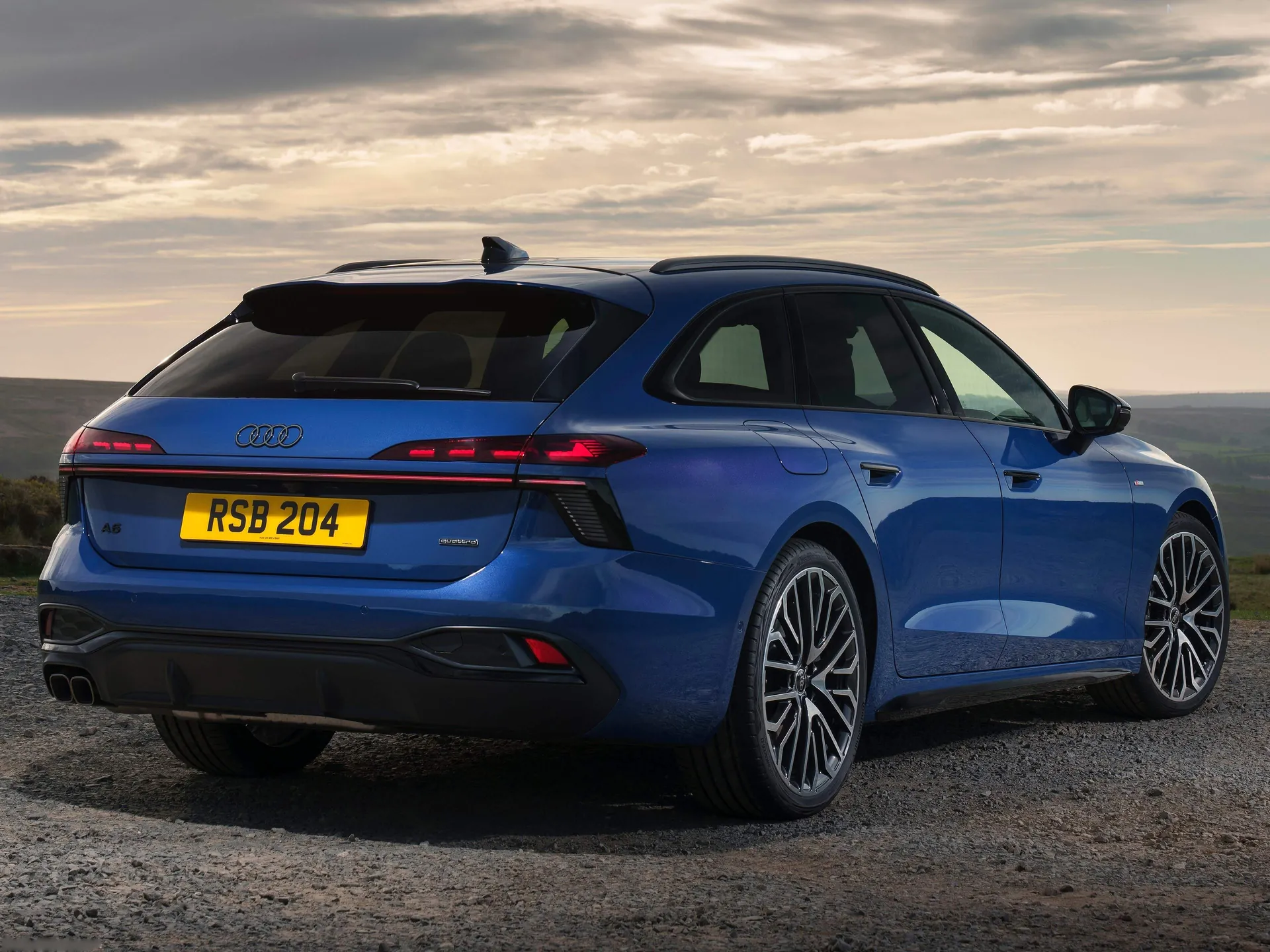 Audi A6 Avant [UK] (2026) – zadní tříčtvrteční pohled
