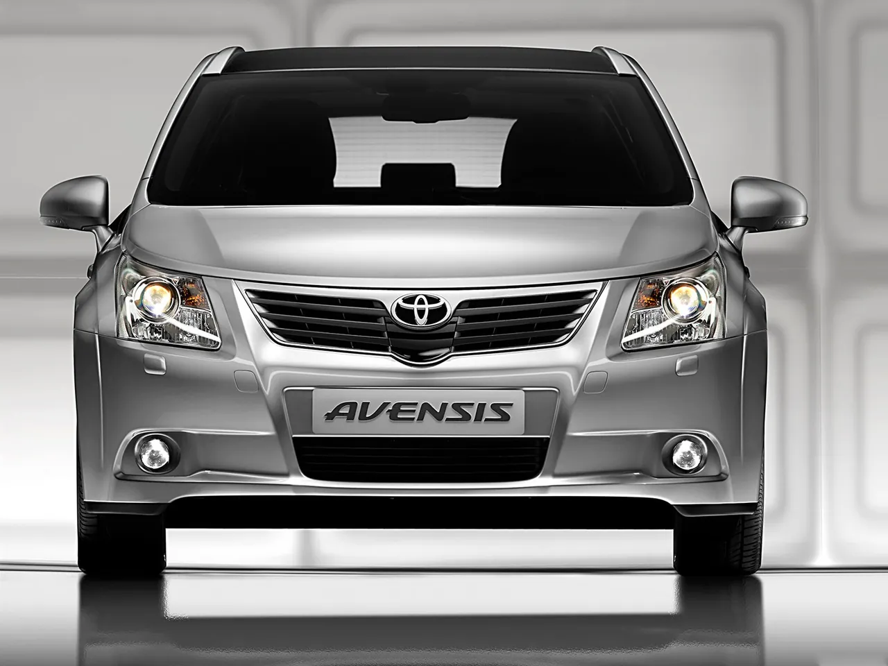 Toyota Avensis (2009) - Front