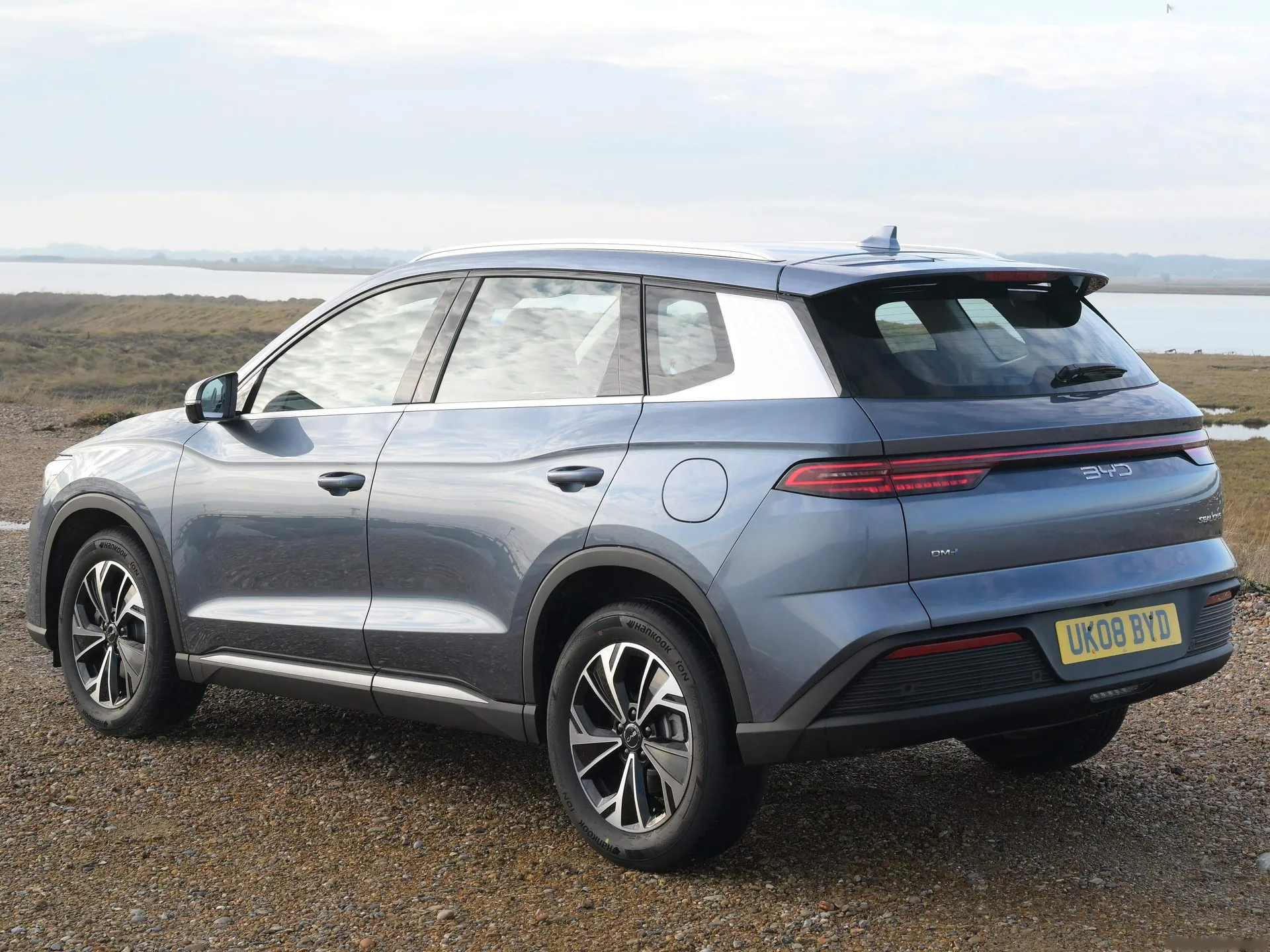 BYD Sealion 5 DM-i [UK] (2026) – zadní tříčtvrteční pohled