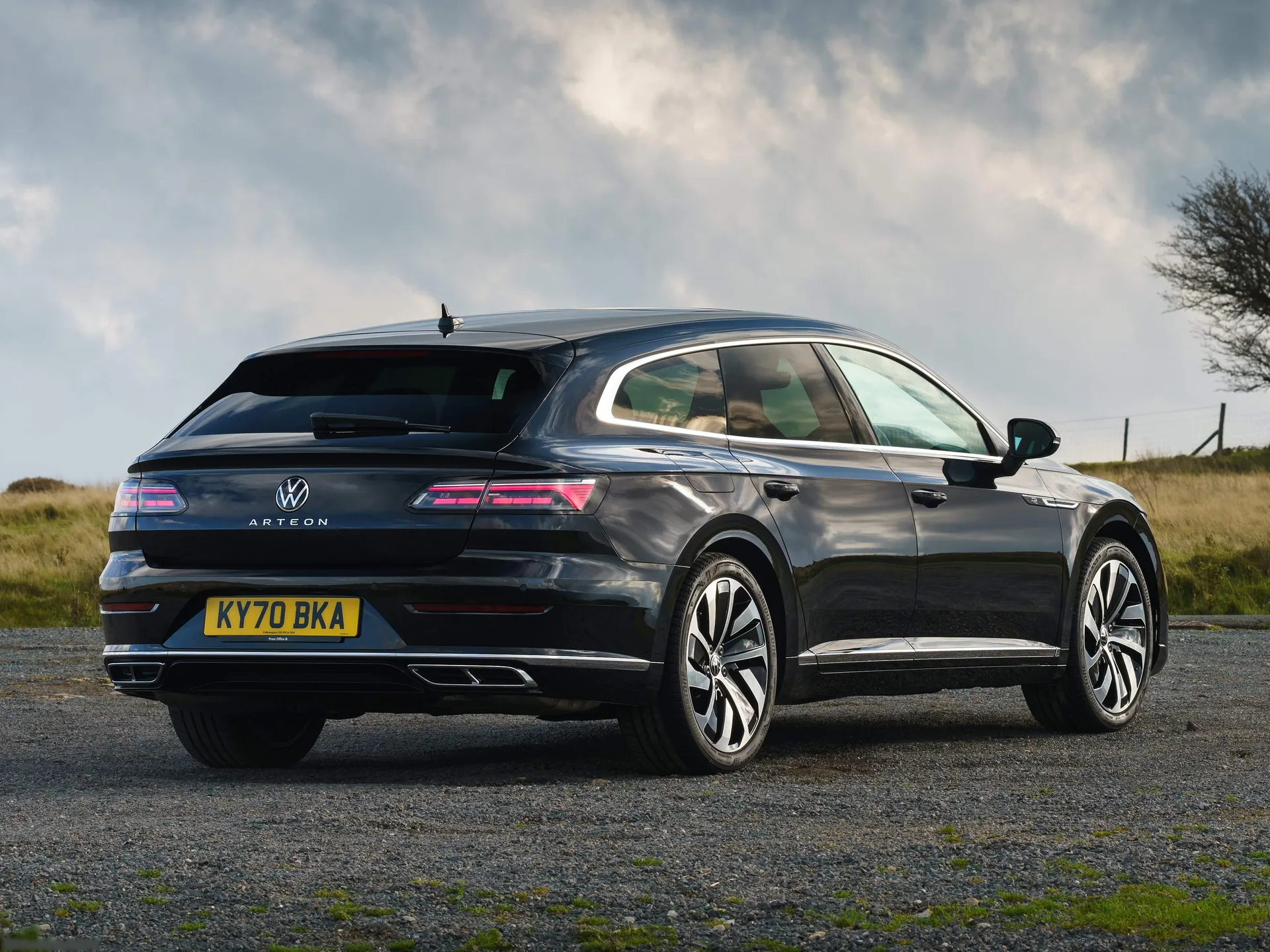 Volkswagen Arteon Shooting Brake [UK] (2021) – zadní tříčtvrteční pohled