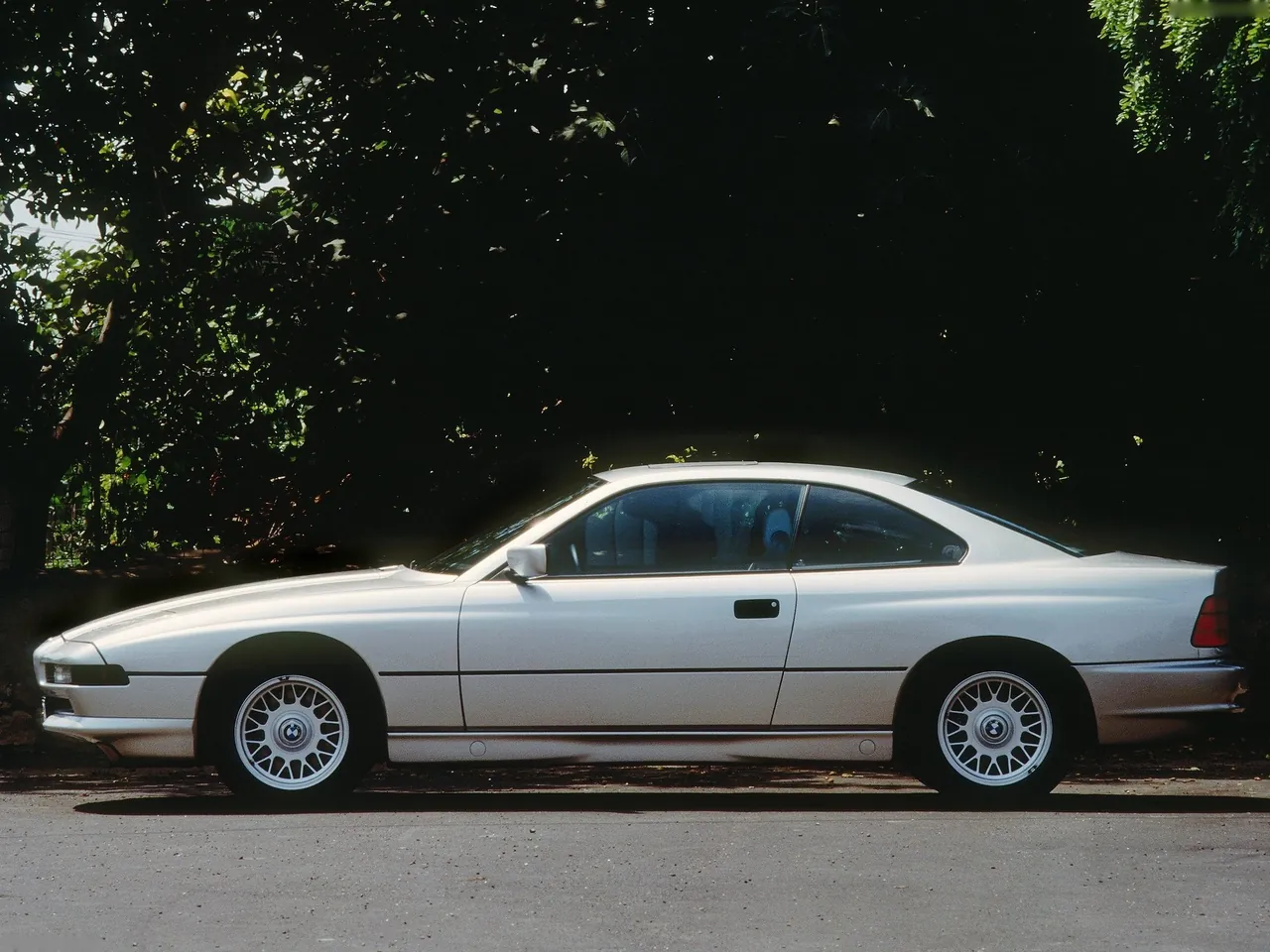 BMW 8 Series (1989) – boční profil
