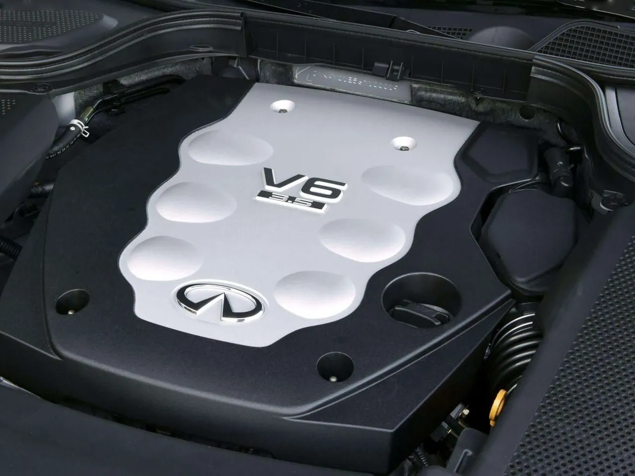 Infiniti M35 (2006) – motorový prostor