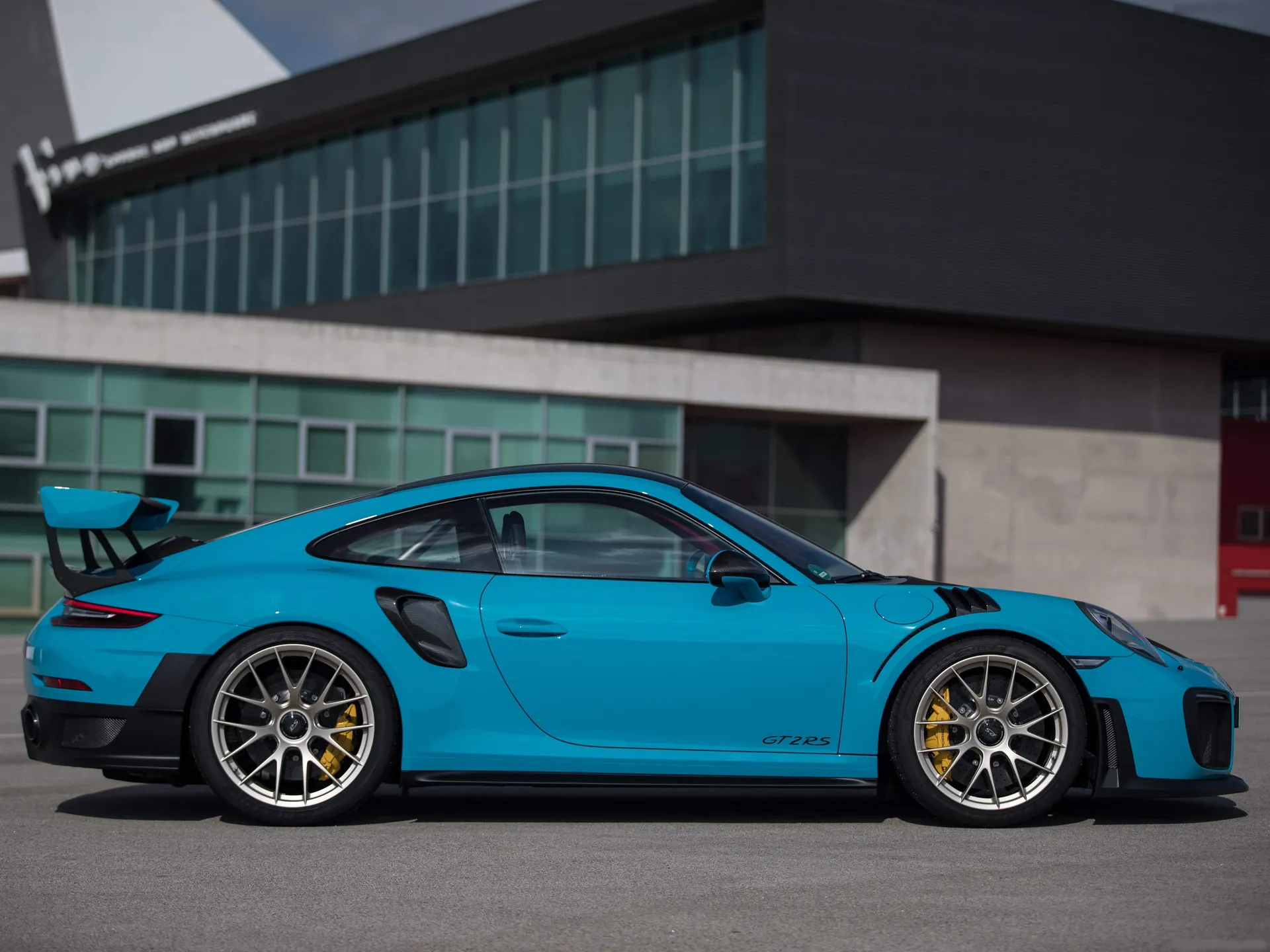 Porsche 911 GT2 RS (2018) – boční profil