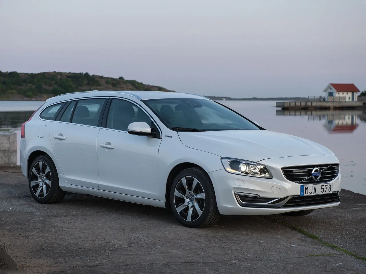 Volvo V60 Plug-in Hybrid (2014)
