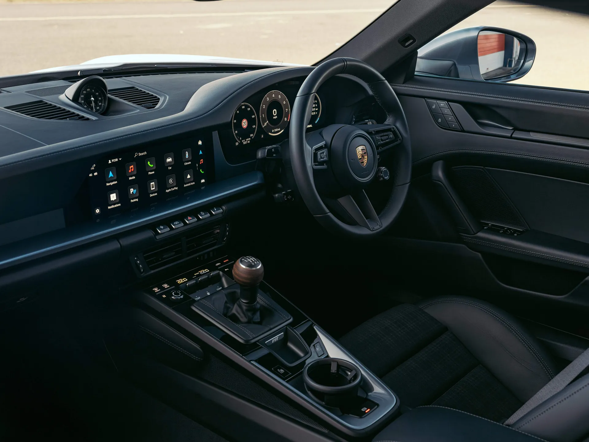 Porsche 911 Carrera T [UK] (2025) – interiér