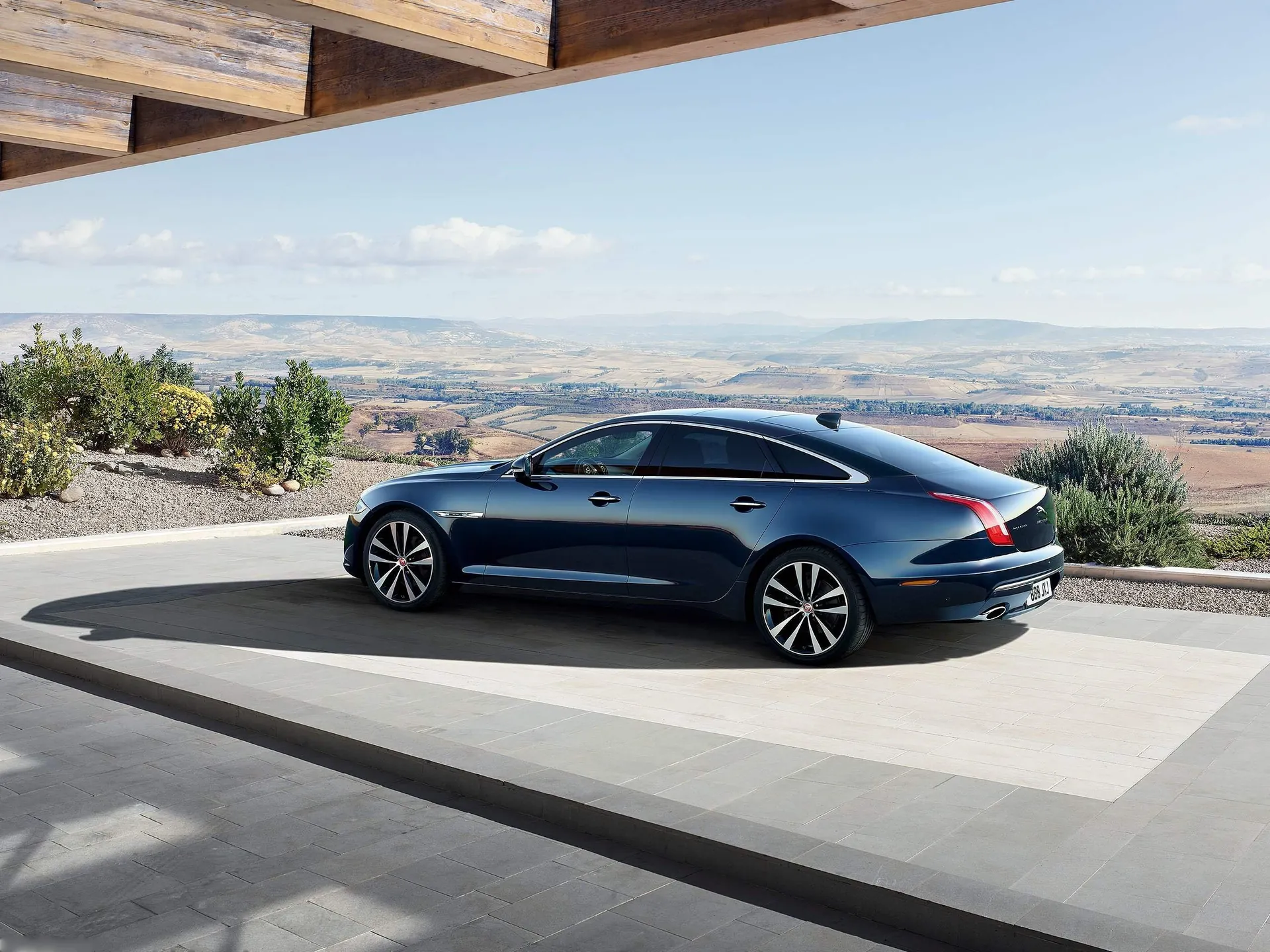 Jaguar XJ50 (2019) – zadní tříčtvrteční pohled