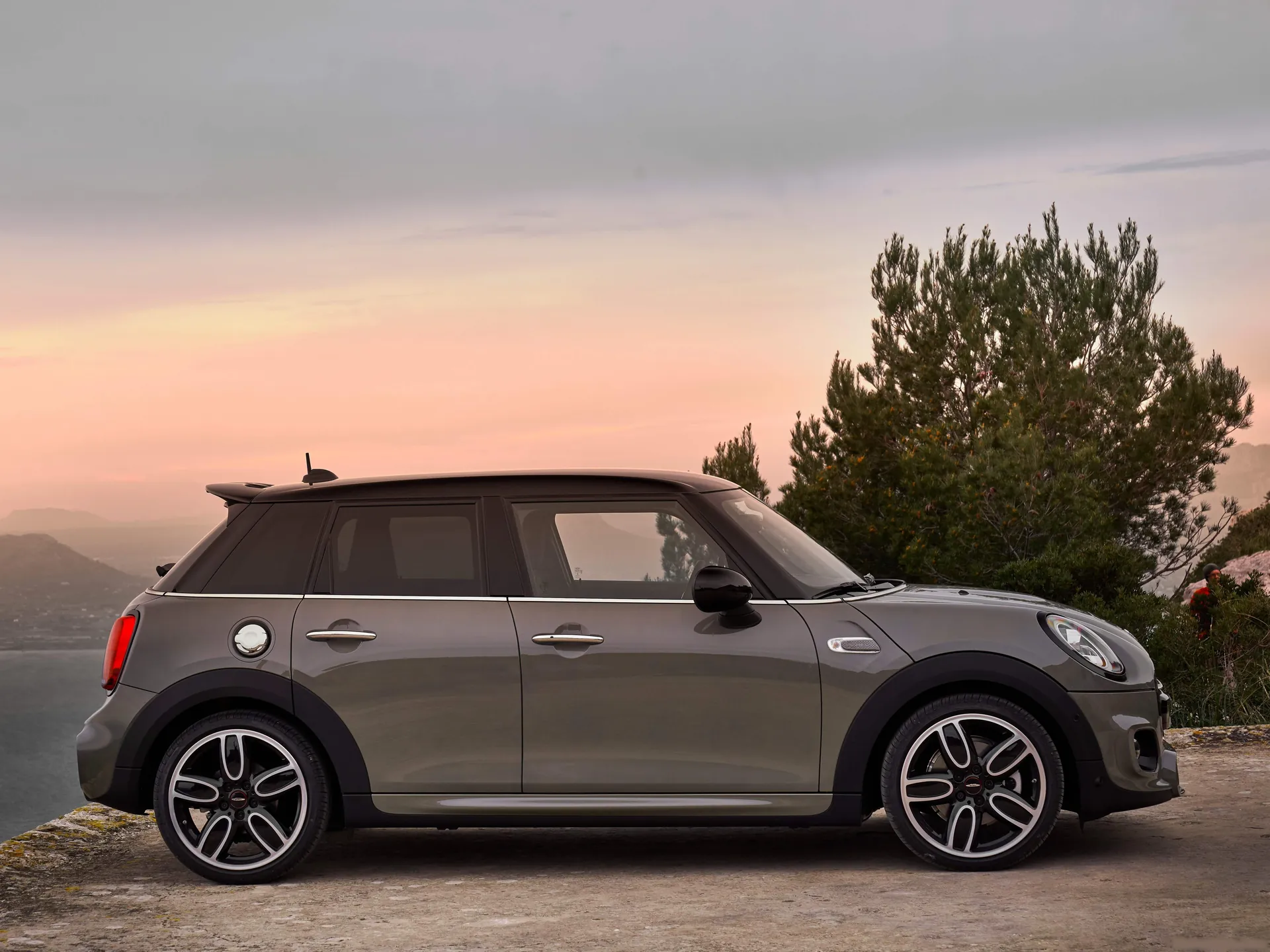 Mini Cooper S 5-door (2019) – boční profil