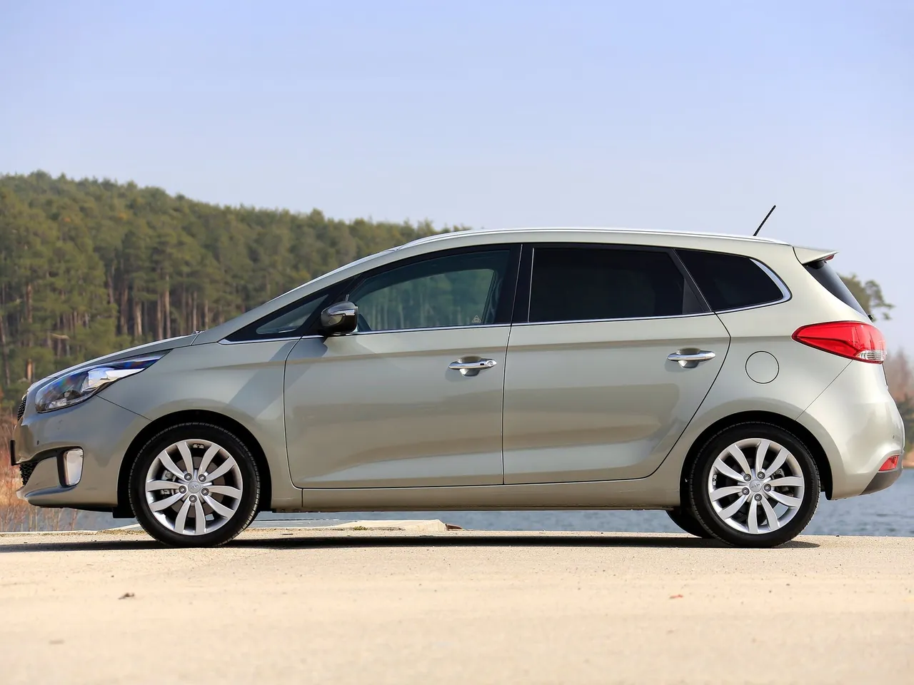 Kia Carens (2013) – boční profil