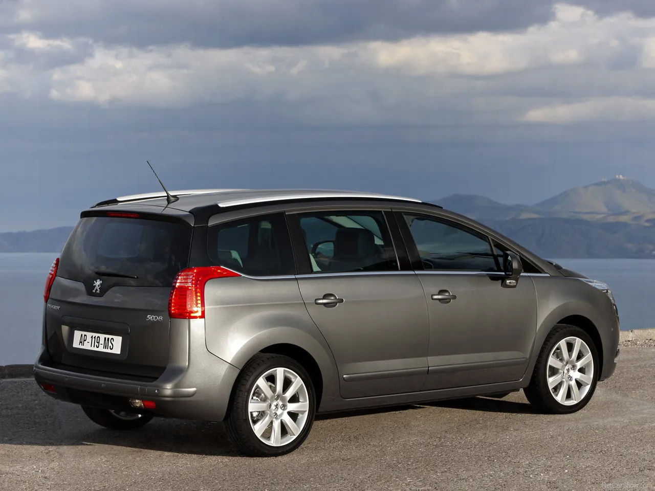 Peugeot 5008 (2010) – zadní tříčtvrteční pohled