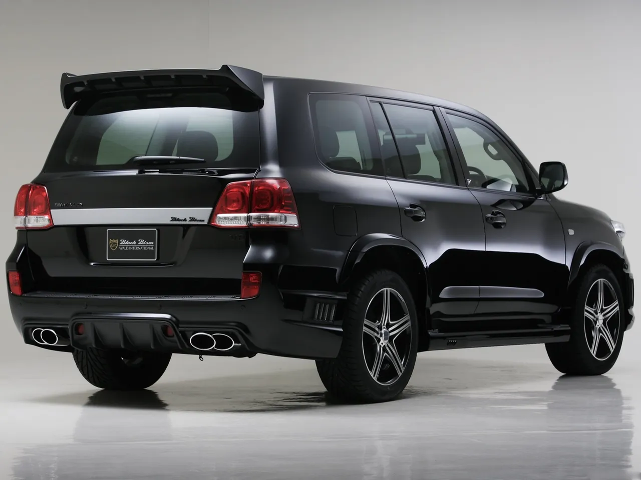 Wald Toyota Land Cruiser (2009) – zadní tříčtvrteční pohled